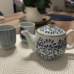 Porcelain tea pot set with 2 tea cups