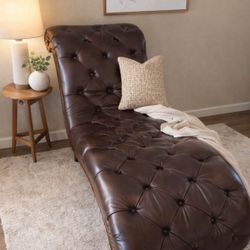 Tufted Brown Leather Chaise Lounge – Elegant Statement Piece