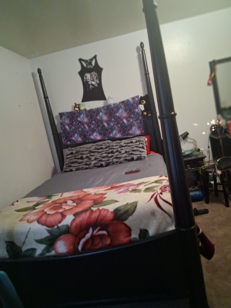 Queen Bedframe