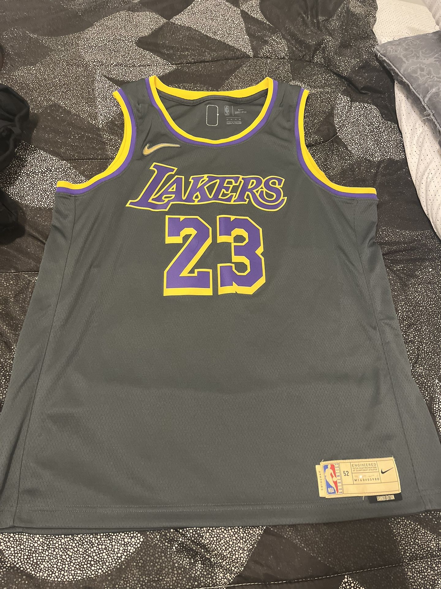 Men Lakers Jersey Size X-Large 