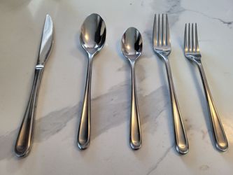 8-piece silverware set