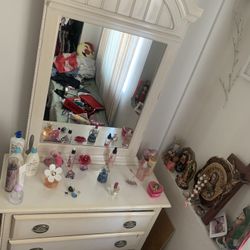 Dresser With Mirror 