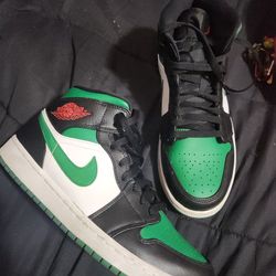 Nike Jordans 9.5 GREEN, BLACK & WHITE