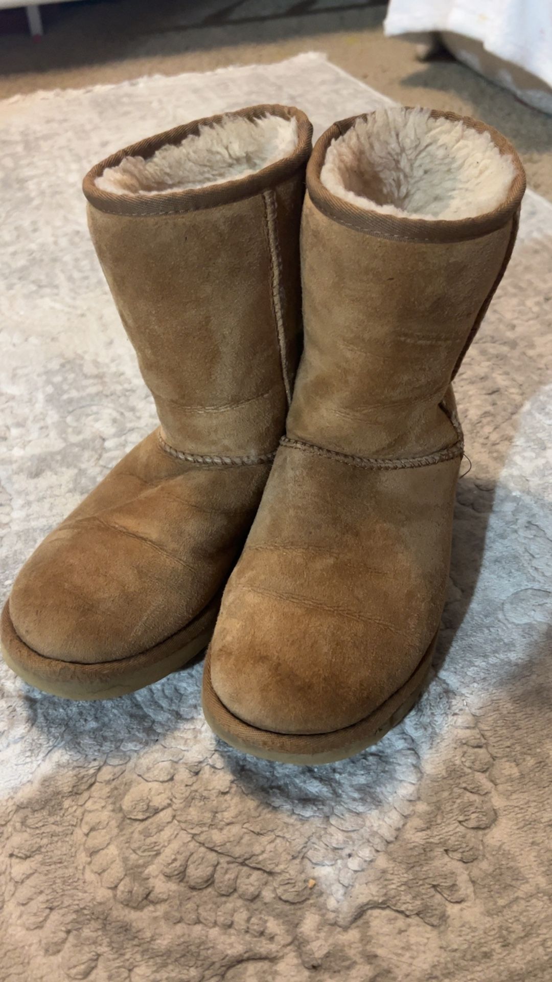 Uggs Chestnut Size 7