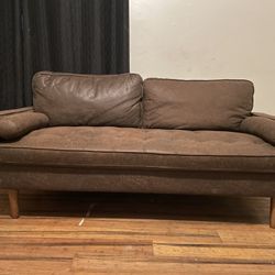 Free Delivery / Ovios Retro Style Couch 