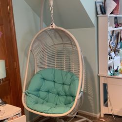 PIER 1  HANGING CHAIR INDOOR OR OUTDOOR WITH CUSHION