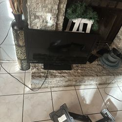 24 Inch Emerson Tv and Wall Bracket $20