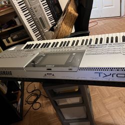 Yamaha Tyros2    61  Teclas 