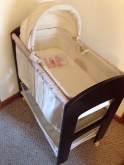 BABY BASSINET. LIKE NEW CONDITIONS