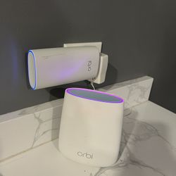 NETGEAR Orbi Compact Wall-Plug Whole Home Mesh WiFi System.Router and wall plug satellite extender.