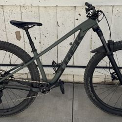 Mountain Bike - 2024 Trek Roscoe 6