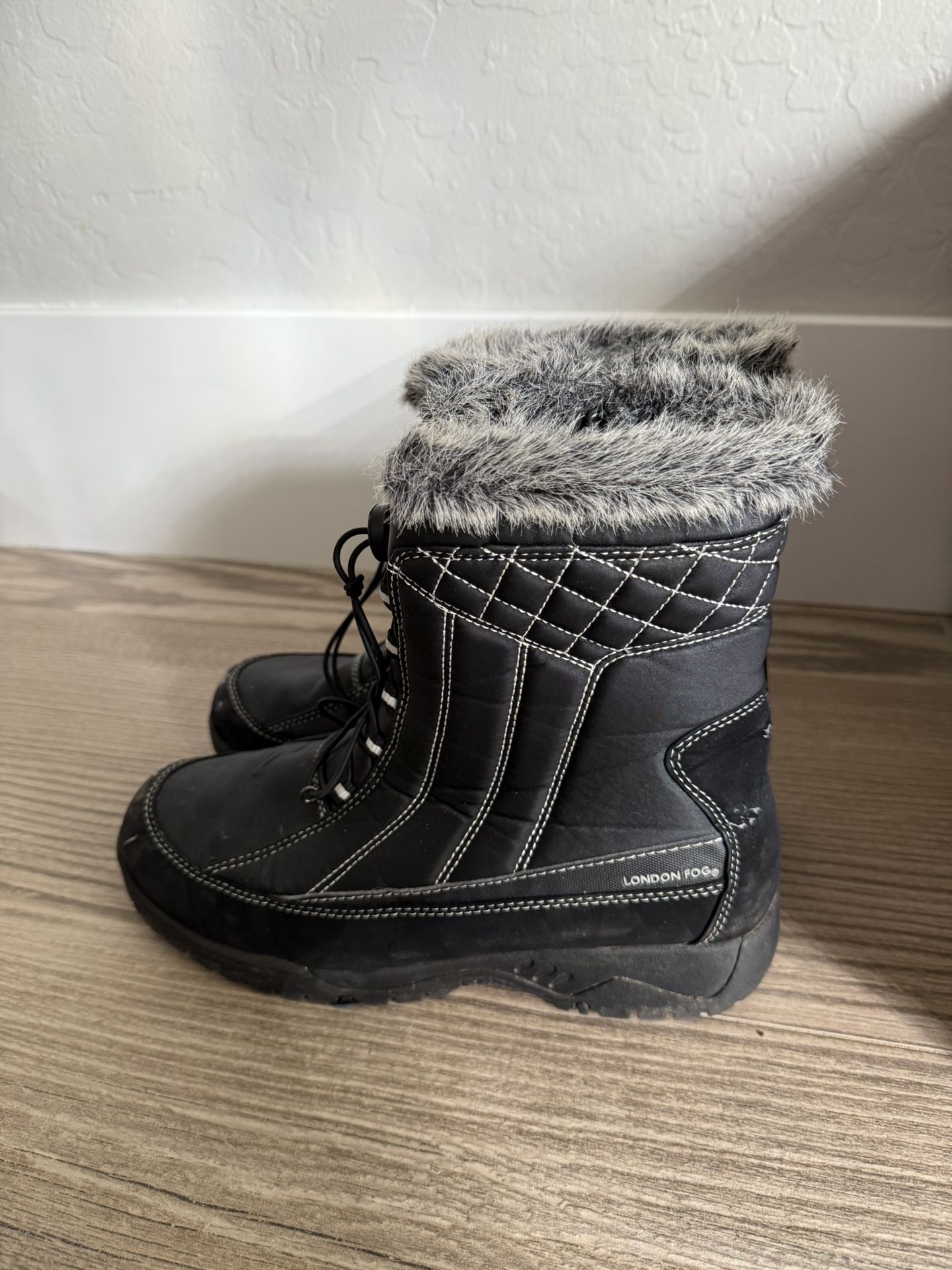 Ladies Snow Boots - Size 10
