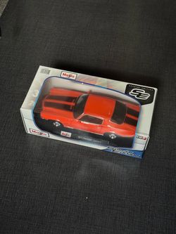 Maisto Special Edition 1:18 1971 Chevrolet Camaro Orange/Black Diecast Doors