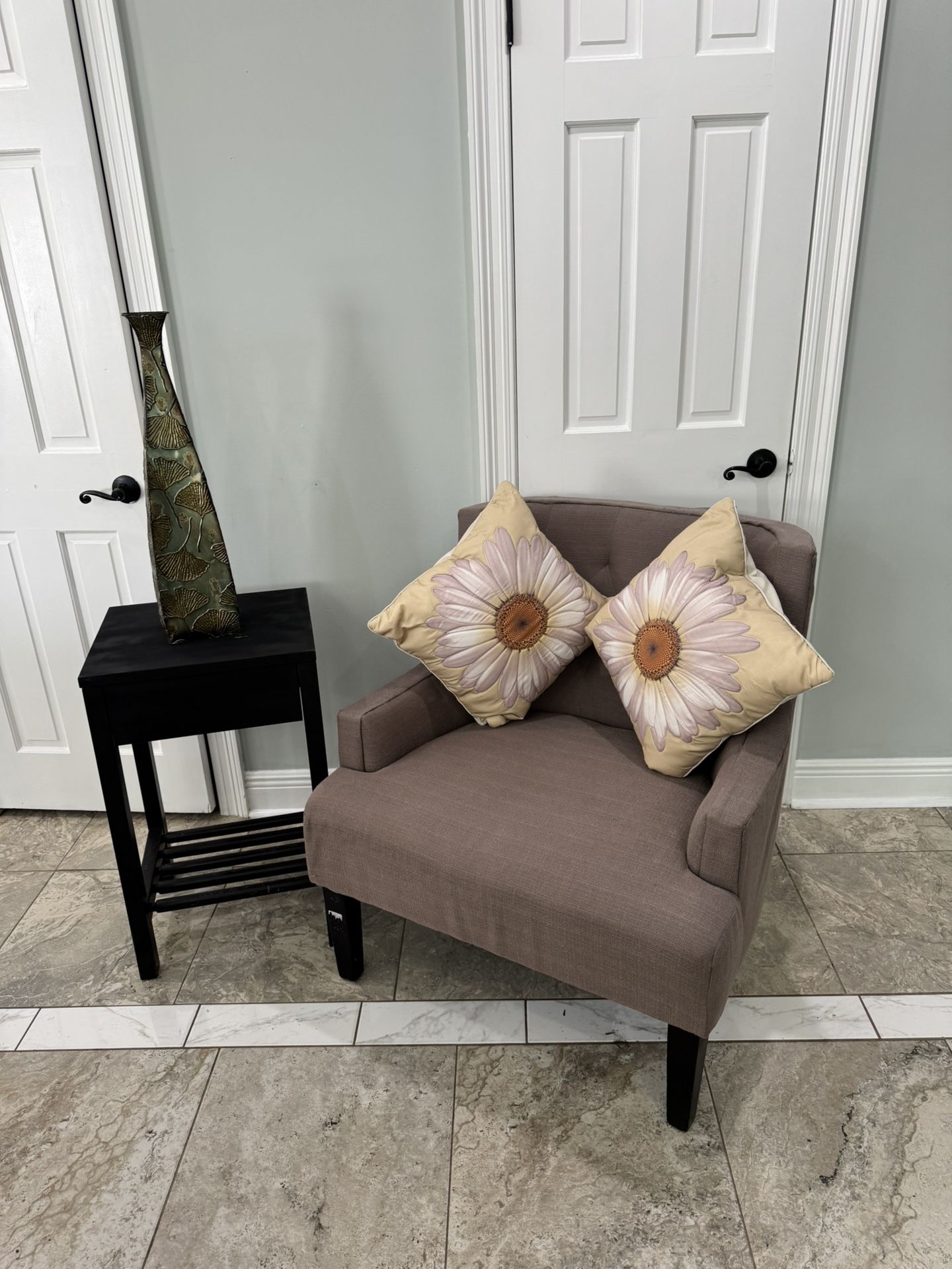Accent chair, pillow and ends table.
