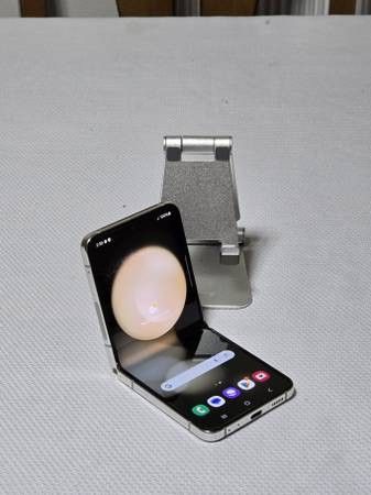 Samsung Galaxy Z Flip 5 5G (Carrier Unlocked) 