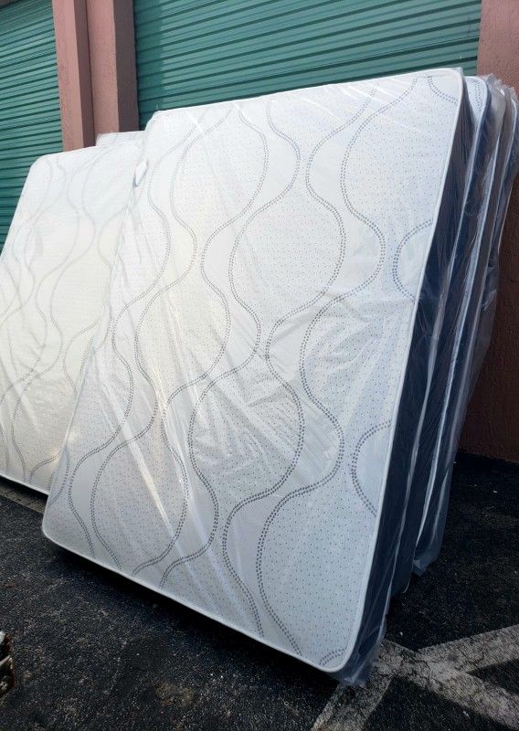 NEW QUEEN SIZE - MATTRESS AND BOX SPRING /  2PCS