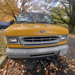 Ford E-350 Super Duty 