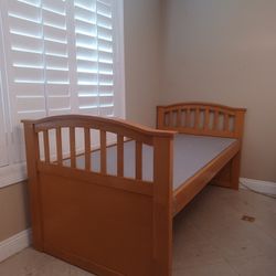 Solid Wood Sturdy Twin Bedframe Good Condition 