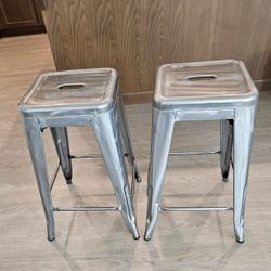 2 metal bar stools