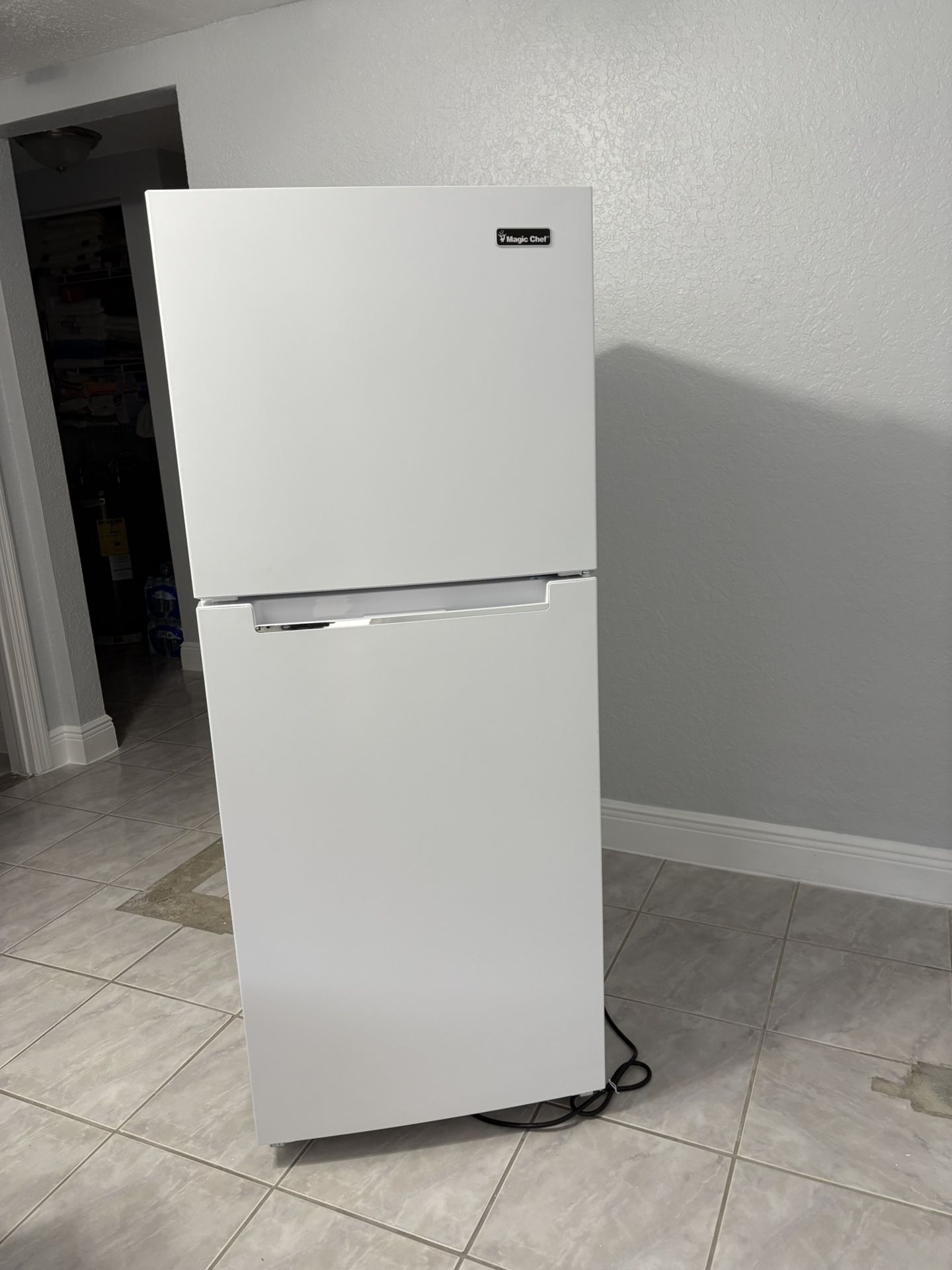 Magic Chef Fridge / Refrigerator - Like new