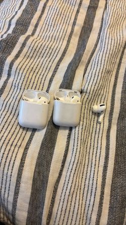 2 Generation One iPod And Case Then A Loose Newer No Case