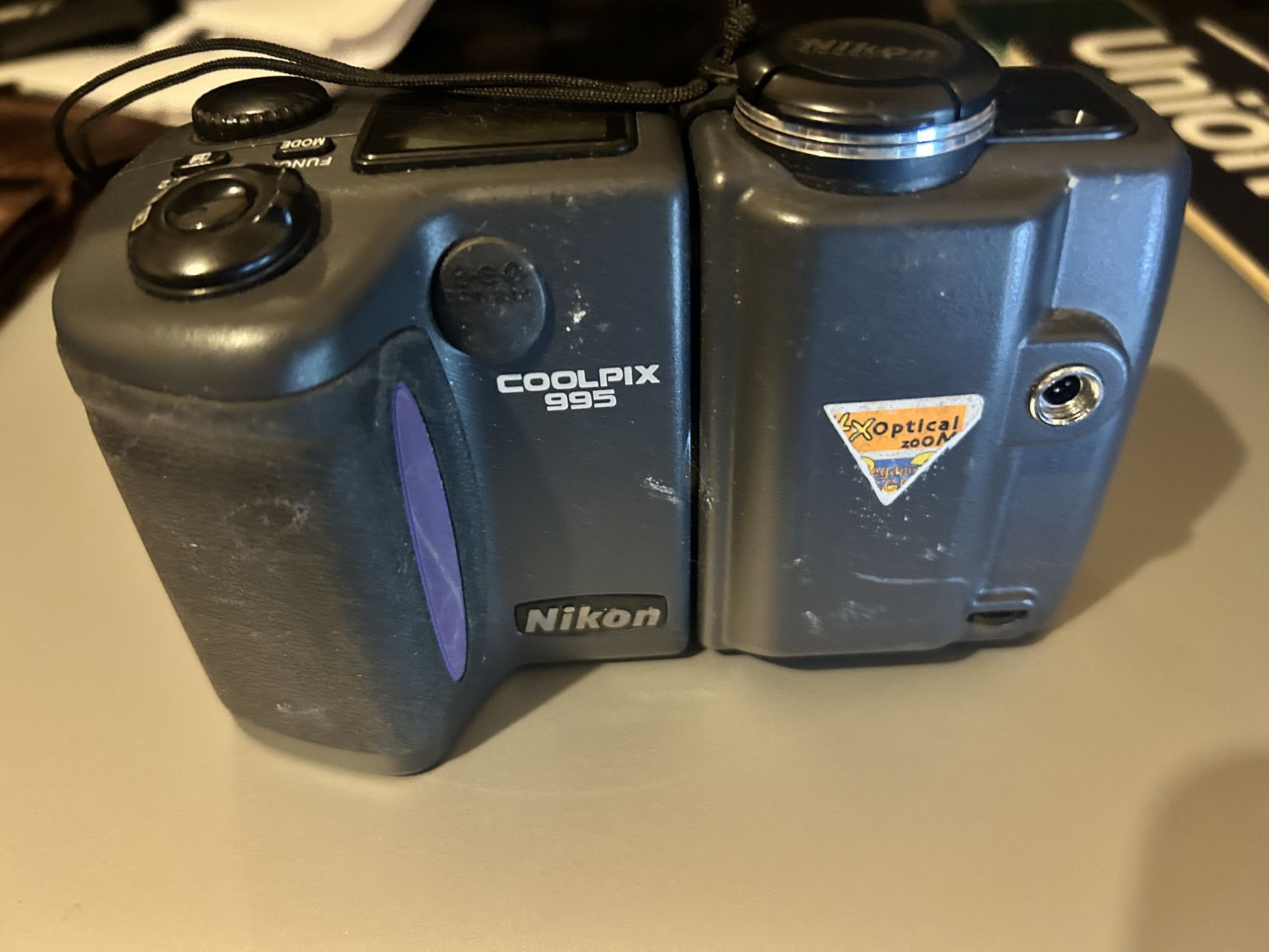 Nikon Coolpix 995 Swivel Head Digital Camera