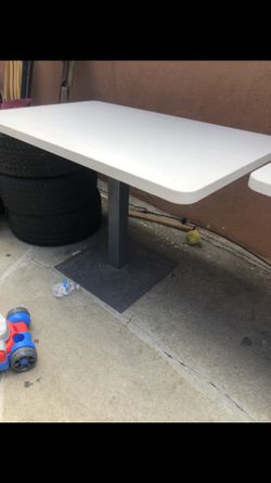 Tengo 2 Mesas buenas duraderas no se asen nada con sol y agua