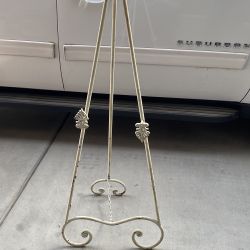 Caballete De Metal Color Ivory, 56 High 18 1/2 Width of The Bottom 