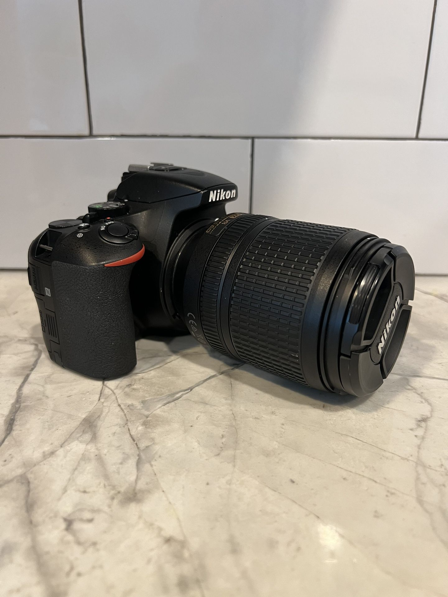 Nikon Camera D5600 (Kit AF-S Nikon 18-140 mm lens)