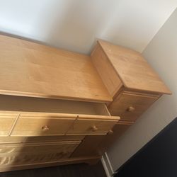 Cómoda de madera en excelente condición