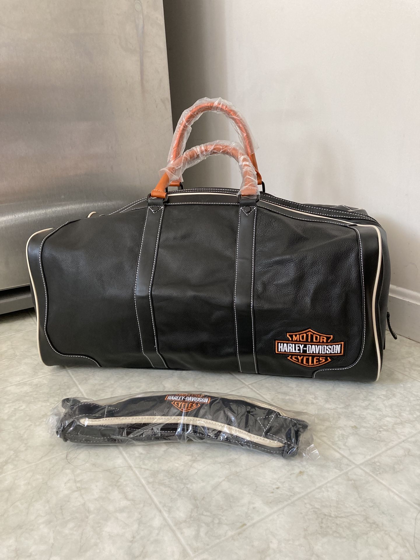 Harley Davidson Leather Duffle Bag Travel shoulder Strap Black motor Is
