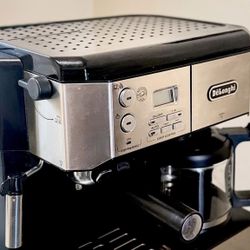  ماكينة قهوة DeLonghi، بتعمل إسبريسو وكمان قهوة فلتر (drip coffee) بنفس الجهاز