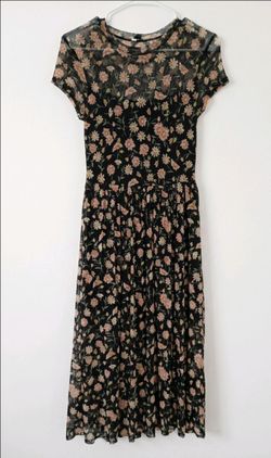 Vintage-Inspired Floral Mesh Maxi Dress