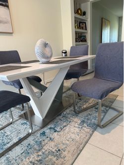 Dining table set include rug