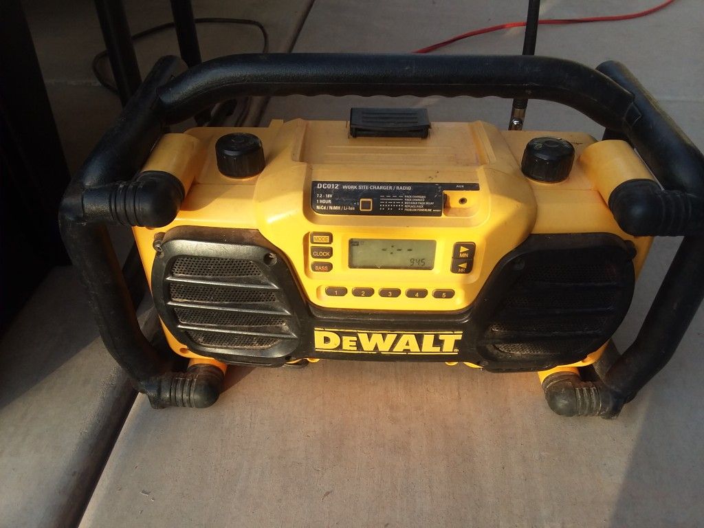 Heavy duty DeWalt radio. Exelent condition