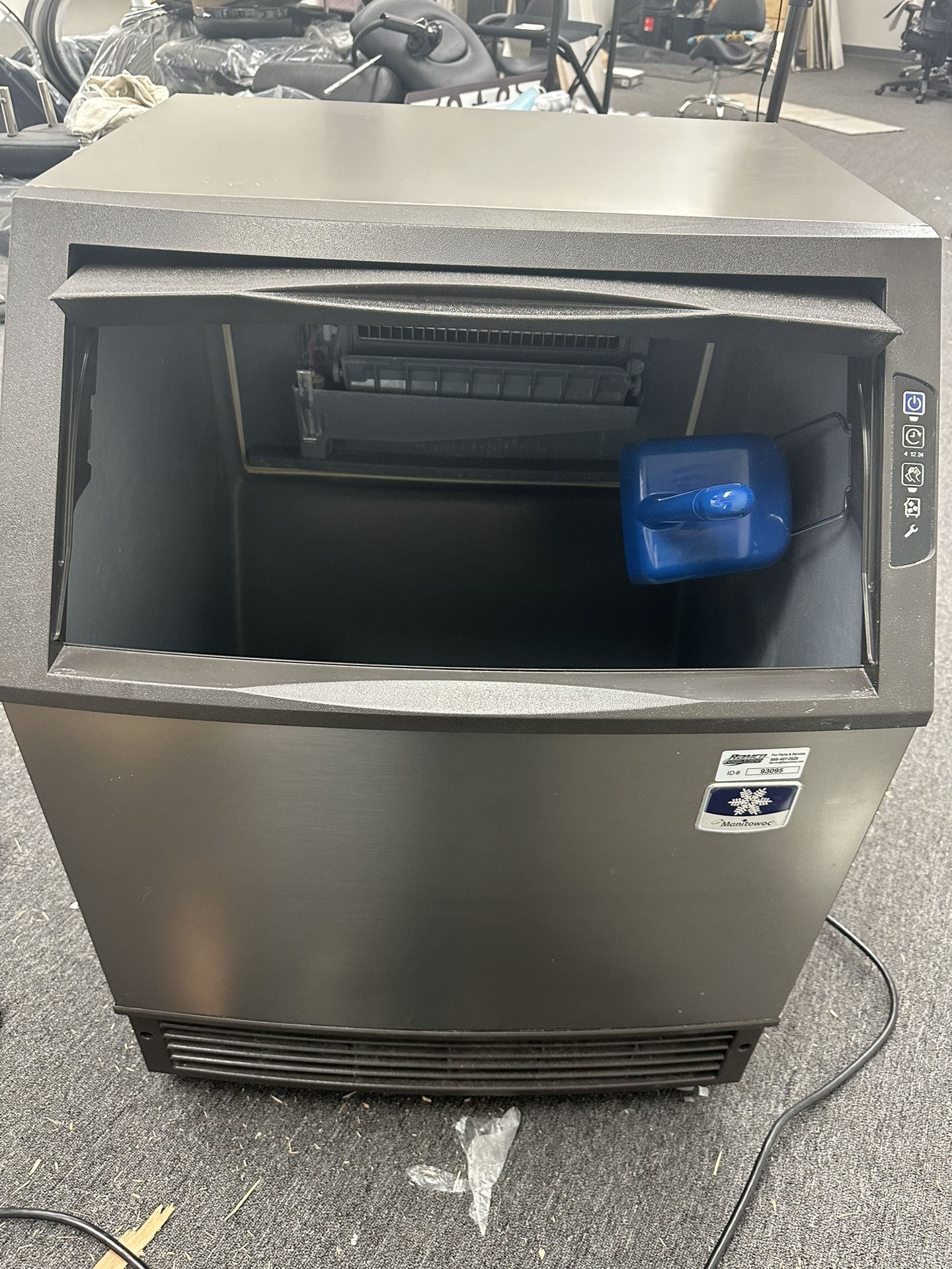 Manitowoc UY0140A-161 Undercounter Ice Cube Machine, Half Dice Cube Air Cooled