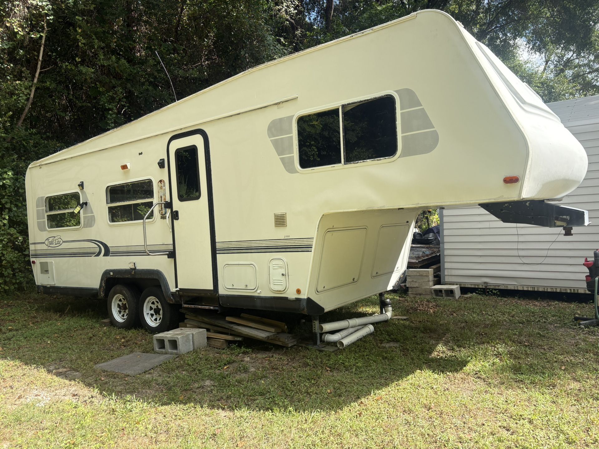 1999 24ft Travel Lite 5th Wheel