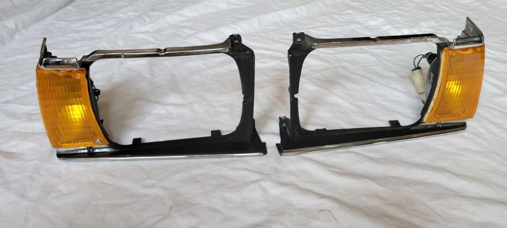 Toyota Corolla 82-83. Headlight bezels. TE72
