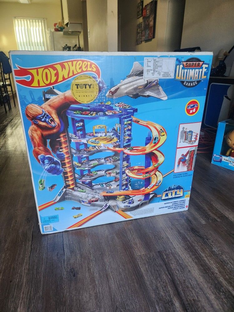 Hot Wheels Ultimate Garage Race Track 