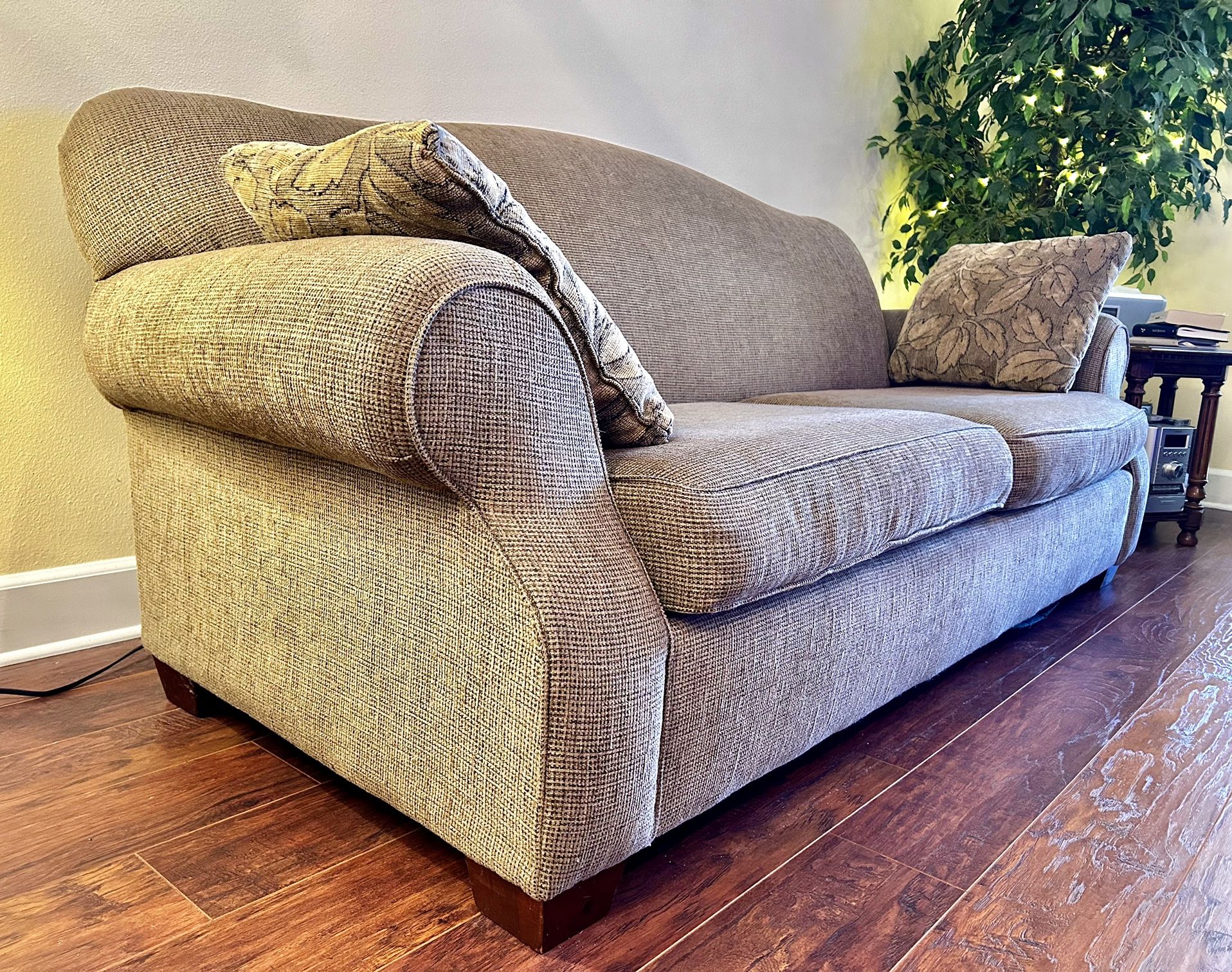Couch (Broyhill) 