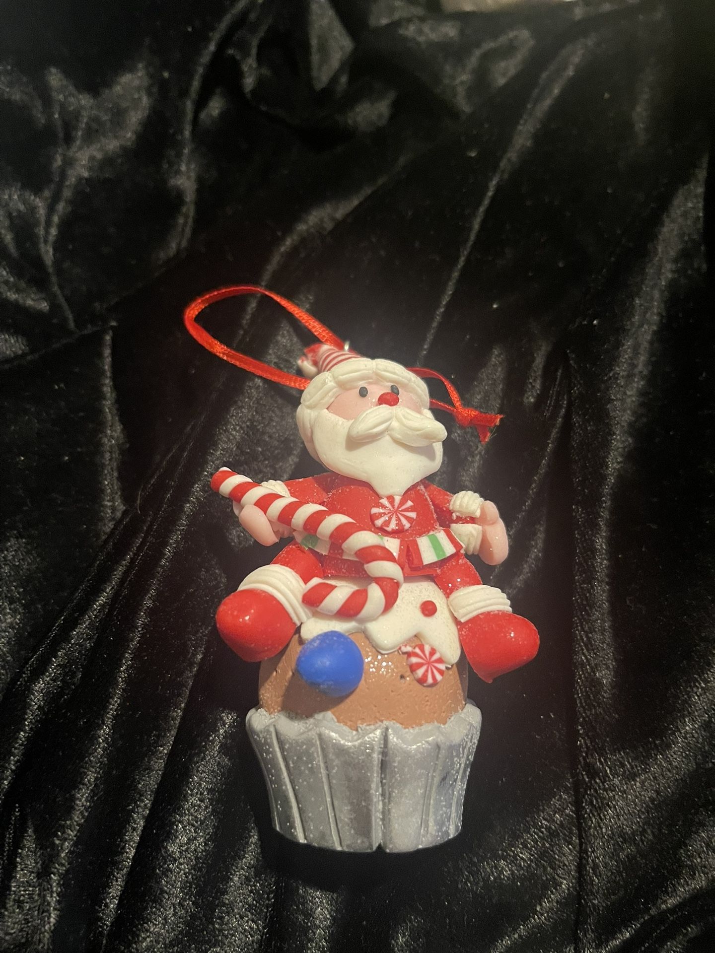 NWOT Santa Claus With A Candy Cane Sitting On A Cupcake
