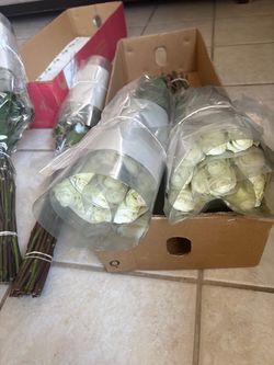 POMPFLOWERS Arranged to mesmerized Box with 4 dozens of white roses New