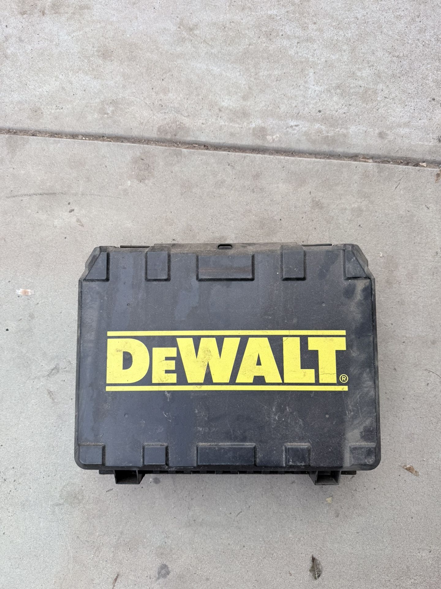 DEWALT 12V MAX 3/8 Inch Cordless Drill/ Driver Kit with Battery and Charger