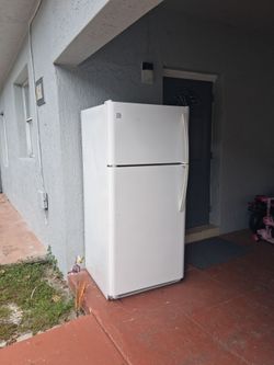 $100 Wkrking refrigerator