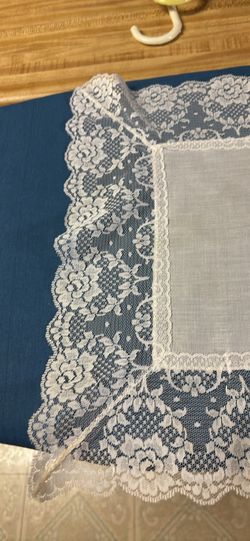 White lace edged handkerchief ladies 14x14 floral design solid center cotton poly blend beautiful