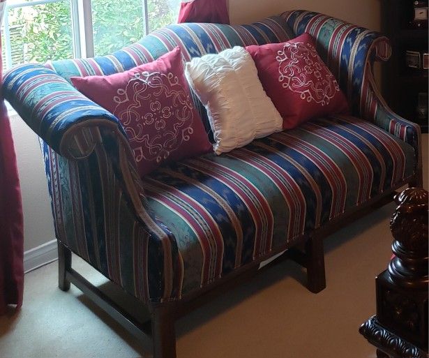 Elegant vintage Sofa without Pillows