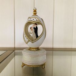 Valentine’s Day! “Eggshell”Luxury Music Box. Playing & dancing famous Mendelssohn Wedding March. What an elegant unique way to display memories of you