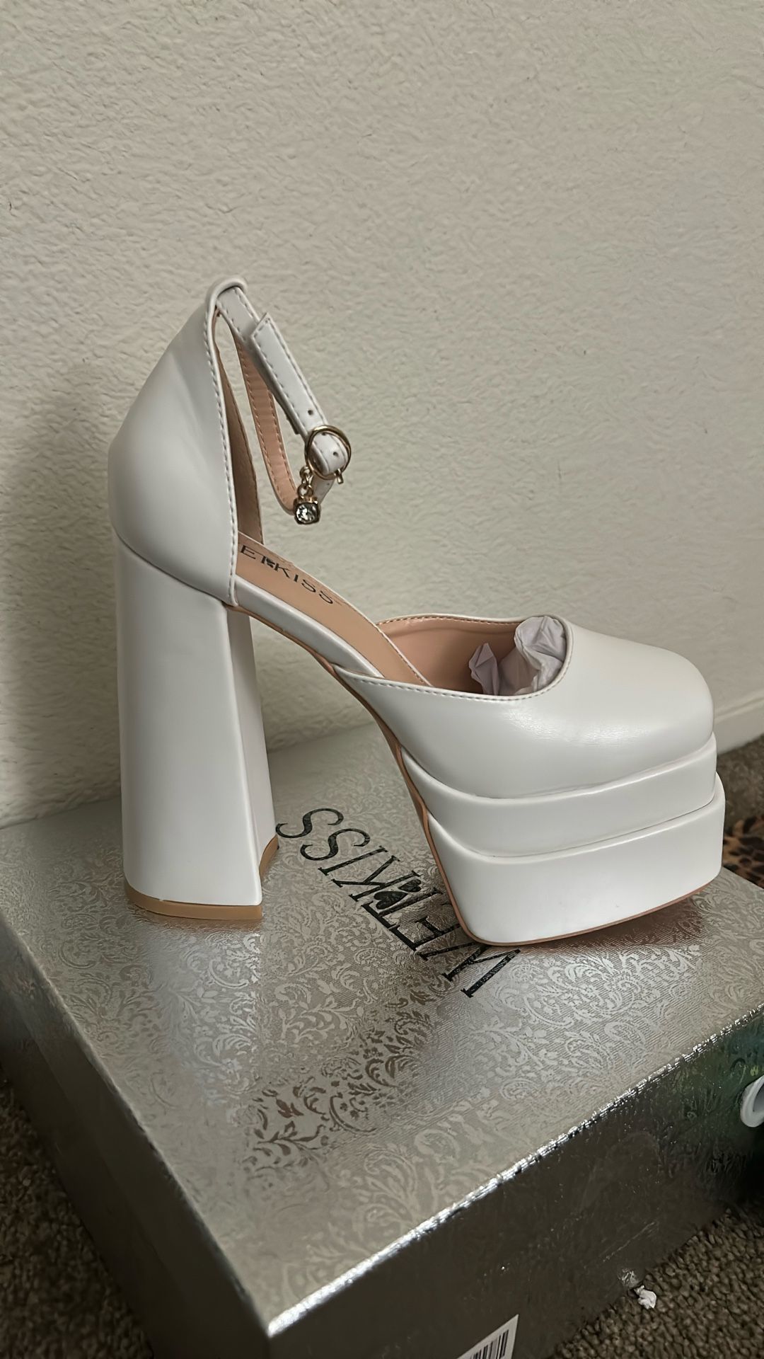 Wet kiss Heels