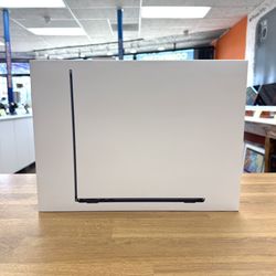 13.6” MacBook Air **8 Core M2 **256GB SSD Only $899