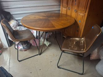 Round dining table